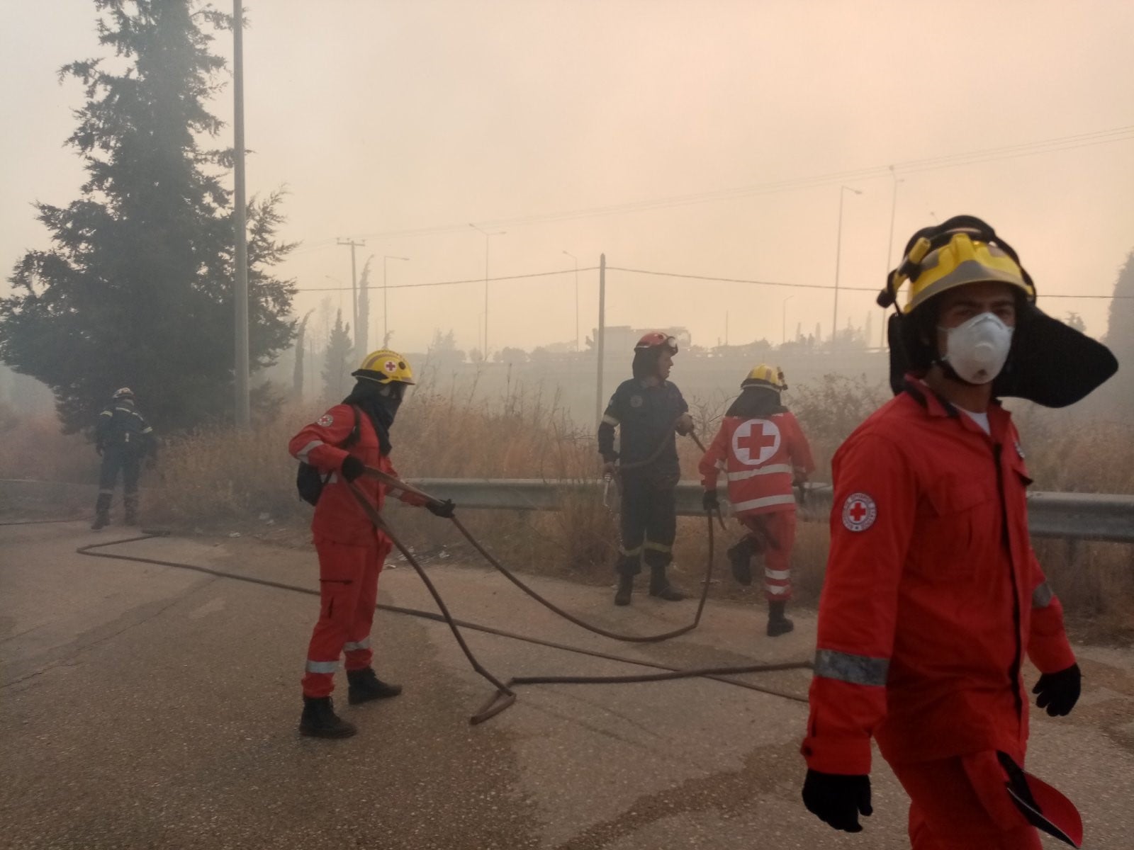 Ολονύχτια συνδρομή του Ελληνικού Ερυθρού Σταυρού στο μέτωπο της φωτιάς στην Βαρυμπόμπη