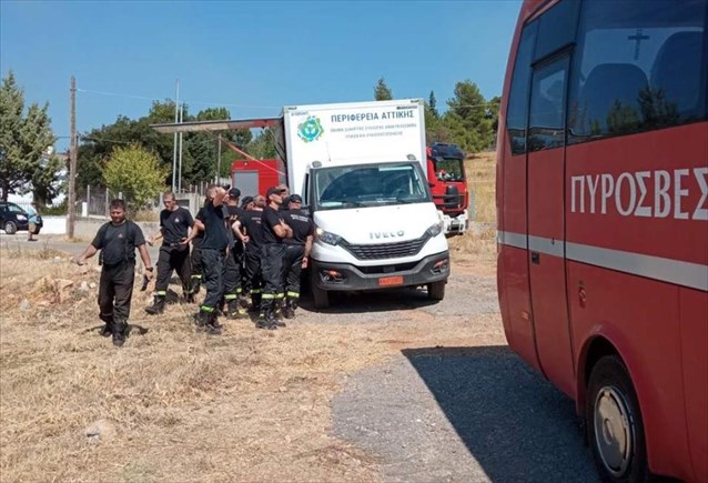 Περιφέρεια Αττικής: Διανομή γευμάτων σε πυροσβέστες-αστυνομικούς-εθελοντές στα Βίλια