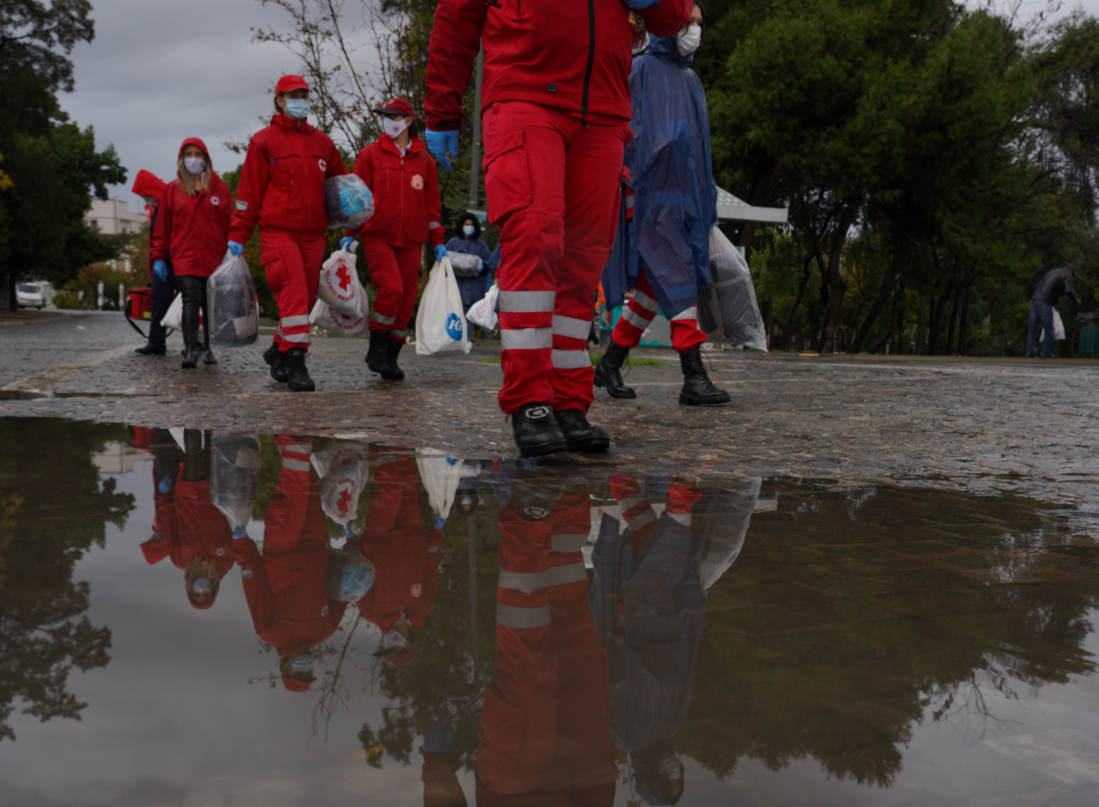 Στο πλευρό των αστέγων την παραμονή της Πρωτοχρονιάς ο Ελληνικός Ερυθρός Σταυρός